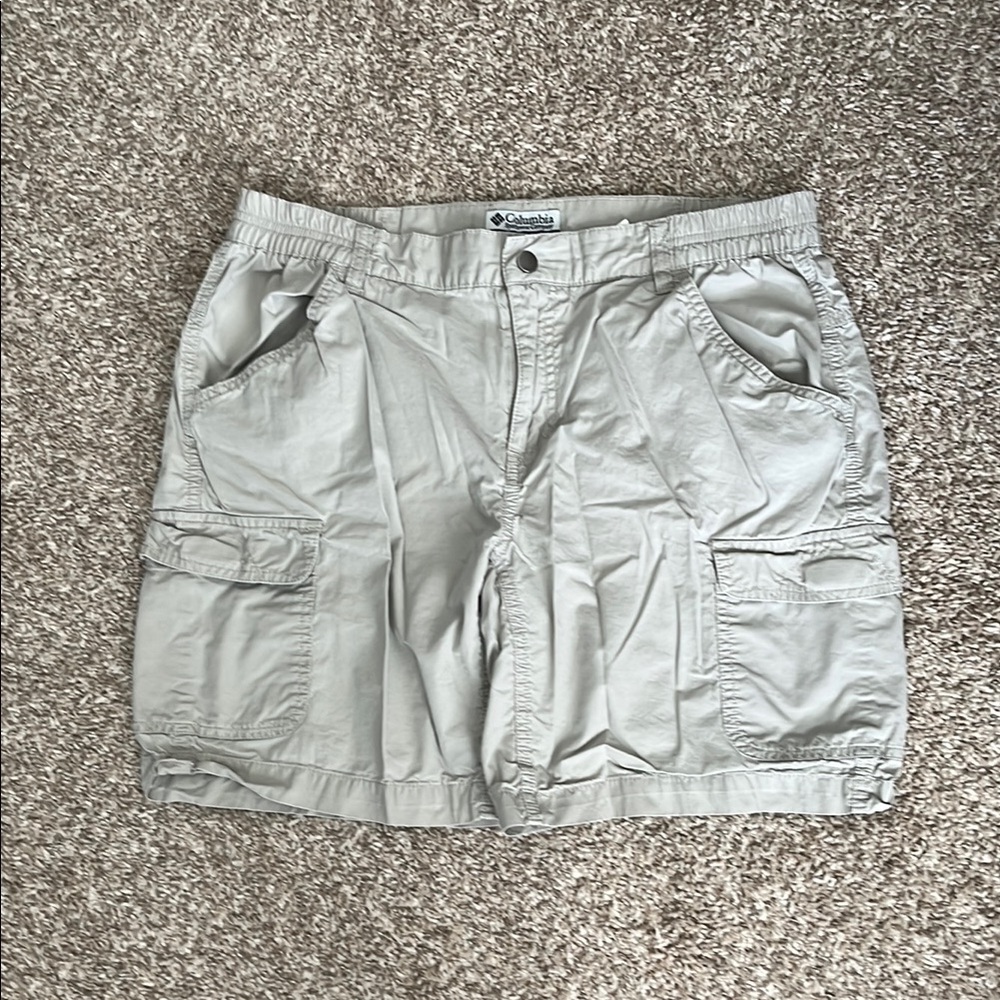 Columbia Women’s Khaki Cargo Shorts